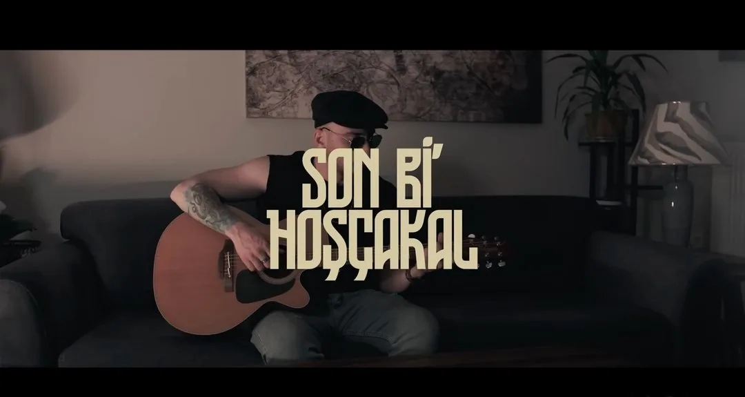 Son Bi’ Hoşçakal müzik videosundan gitar çalan sanatçı